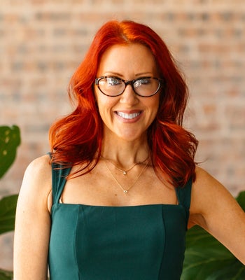 Portrait of Leslie Hankins, Realtor®.